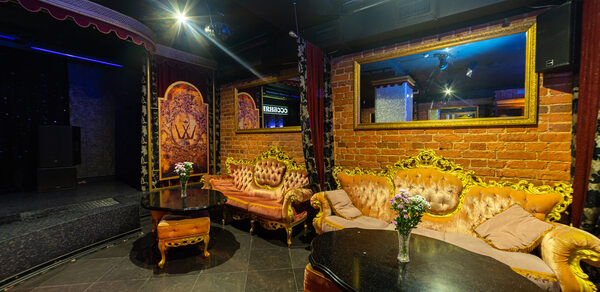 Современный диско-зал со сценой