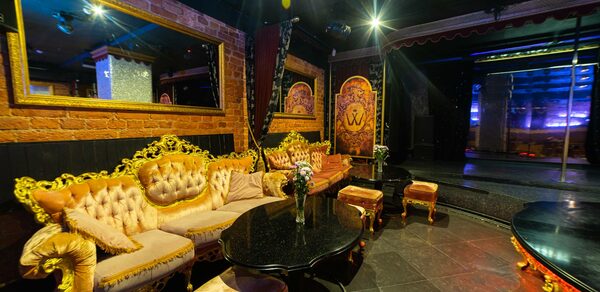 Современный диско-зал со сценой