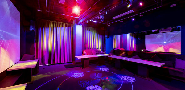 Зеркальный Лофт с Караоке и светомузыкой