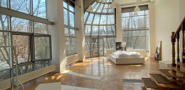 Просторная фотостудия с несколькими залами 