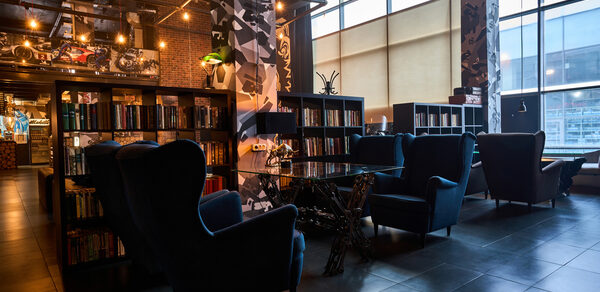 Креативный лофт с автомобилями