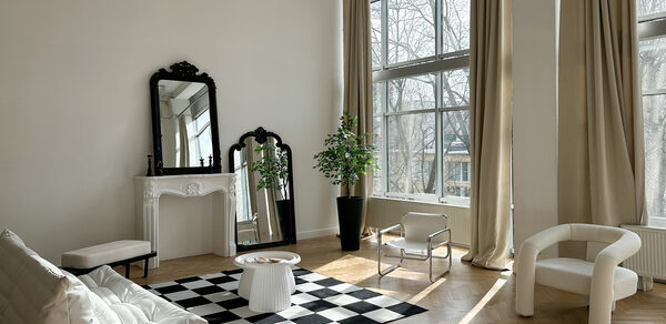 BANG Просторный светлый зал с высокими потолками