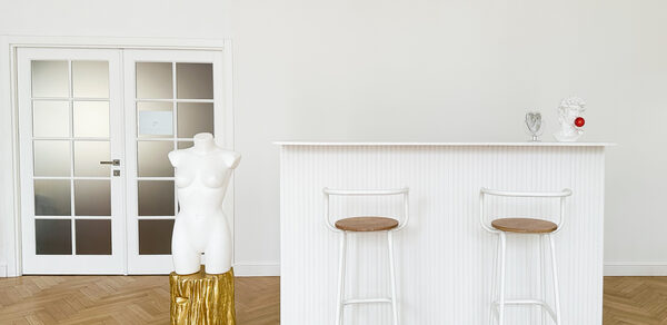 BANG Просторный светлый зал с высокими потолками