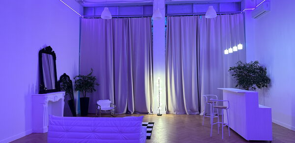 BANG Просторный светлый зал с высокими потолками