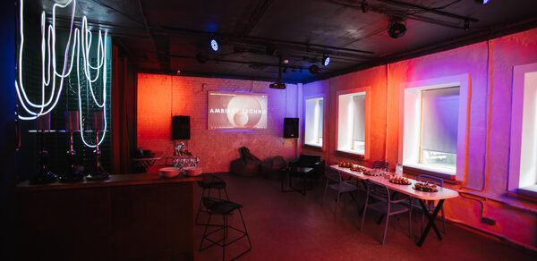 Лофт Santa с большими окнами. Барная стойка с кальянами и неоновой лентой. Столы, стулья. Проектор