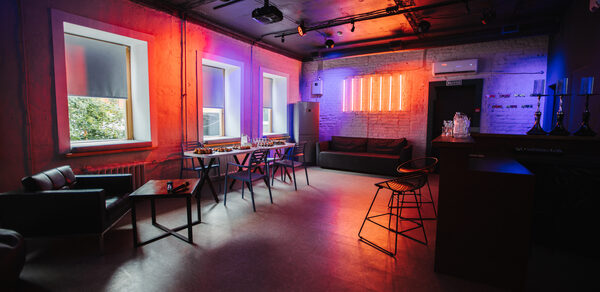 Лофт Santa с большими окнами. Барная стойка с кальянами. Накрытые столы, стулья. Диван. Кондиционер