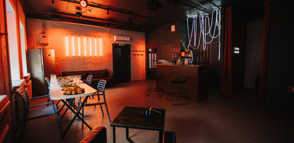 Лофт Santa с большими окнами. Барная стойка с кальянами и неоновой лентой. Столы, стулья. Кондиционер. Холодильник