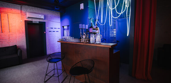 Лофт Santa с большими окнами. Барная стойка со стульями. Посуда. Неоновая лента. Кондиционер