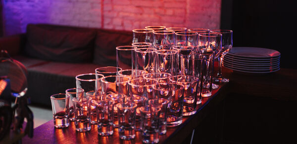 Лофт Santa с большими окнами. Посуда на браной стойке. Неоновые лампы на стене