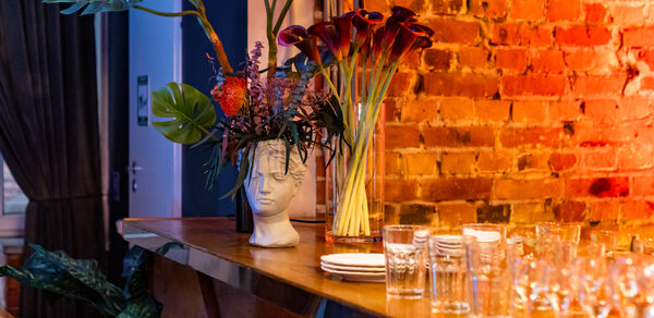 Лофт со сценой. Широкая барная стойка с барными стульями. Стол с едой и посудой