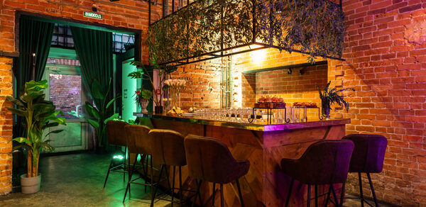 Лофт со сценой. Диваны. Небольшой стол. Декоративный камин