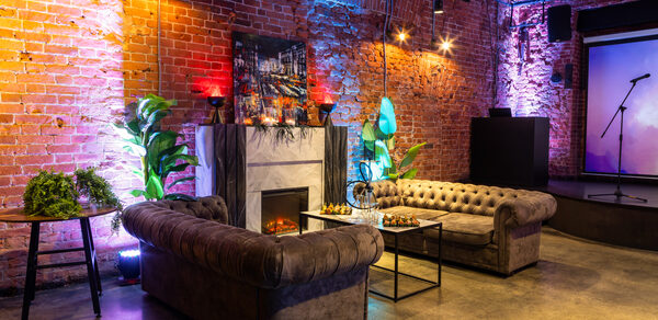 Лофт со сценой. Широкая барная стойка с барными стульями