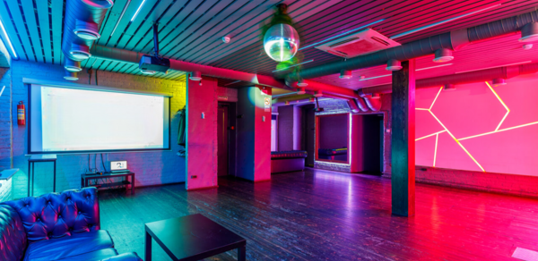 Дизайнерское лофт-пространство с неоновой подсветкой