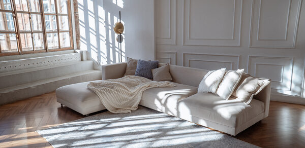 Светлый зал с камином и большими окнами