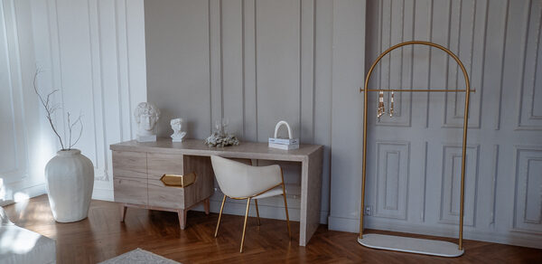 Светлый зал с камином и большими окнами