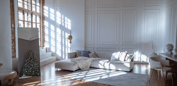 Светлый зал с камином и большими окнами