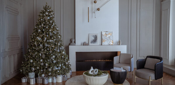 Светлый зал с камином и большими окнами