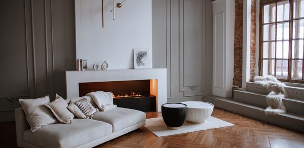 Светлый зал с камином и большими окнами