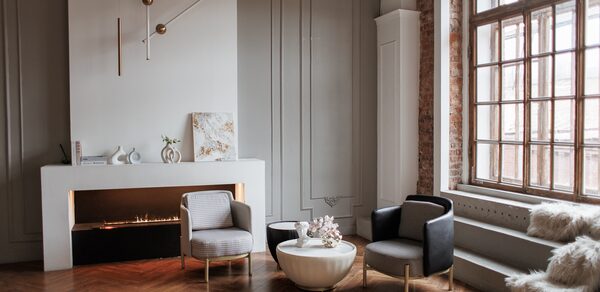 Светлый зал с камином и большими окнами