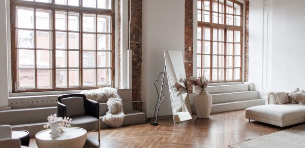 Светлый зал с камином и большими окнами