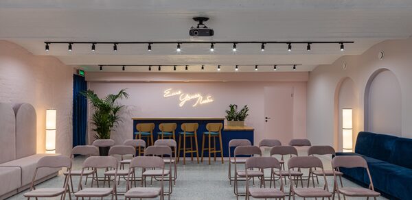 Стилизованный лофт в сине-розовых оттенках