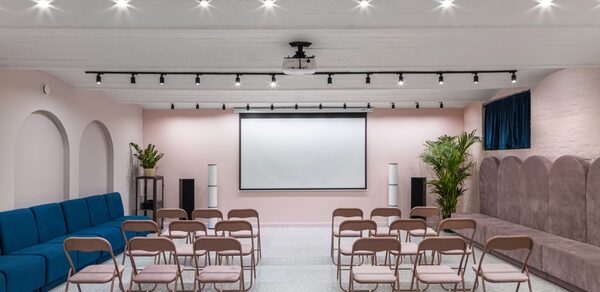 Стилизованный лофт в сине-розовых оттенках