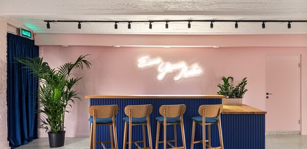 Стилизованный лофт в сине-розовых оттенках