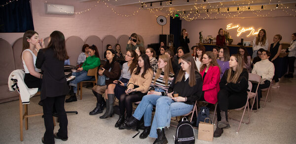 Стилизованный лофт в сине-розовых оттенках