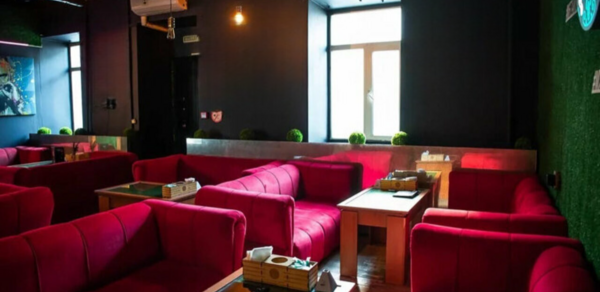 Кальянная Мята Площадка с диванами и кальянами