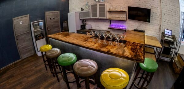 Просторный лофт в центре города. Сцена. Диско-шар