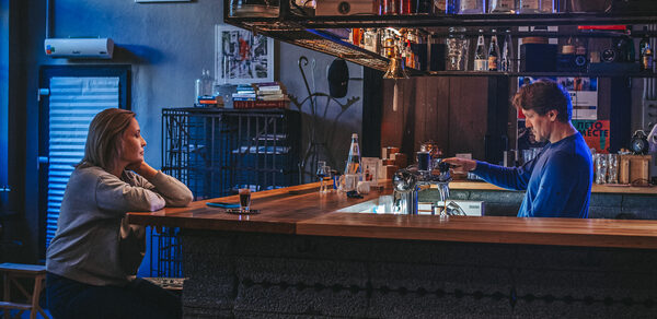 Бар под закрытие со сценой 