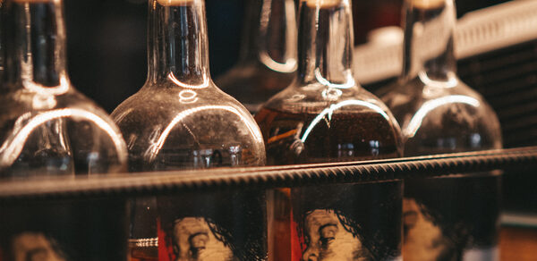 Бар под закрытие со сценой 