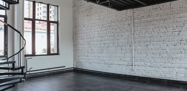 Светлый лофт с высокими потолками