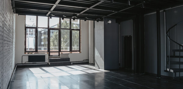 Светлый лофт с высокими потолками