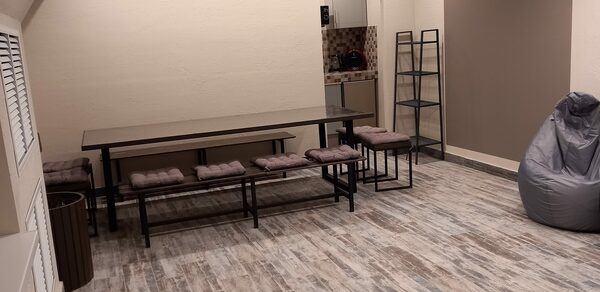 Уютный лофт с меловой стеной