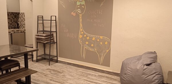 Уютный лофт с меловой стеной