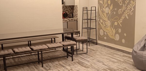 Уютный лофт с меловой стеной