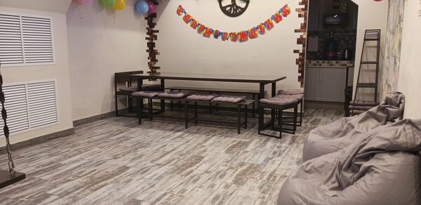 Уютный лофт с меловой стеной