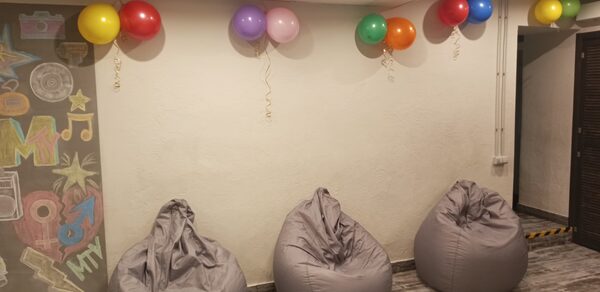 Уютный лофт с меловой стеной