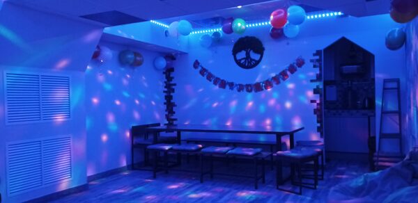 Уютный лофт с меловой стеной