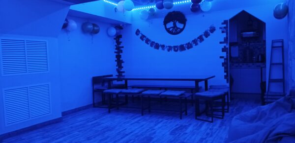 Уютный лофт с меловой стеной