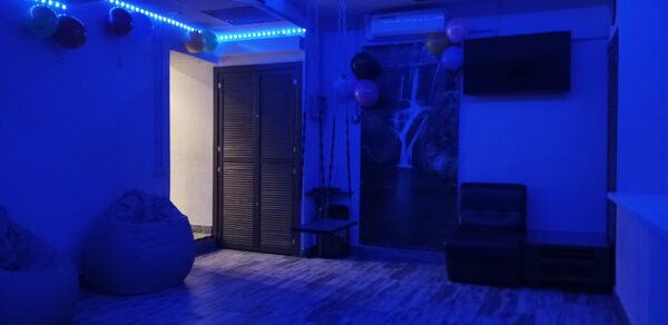 Уютный лофт с меловой стеной