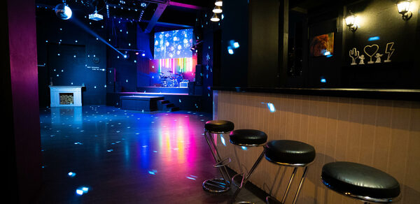 Концертная площадка с панорамными окнами