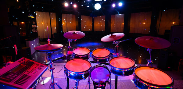 Концертная площадка с панорамными окнами