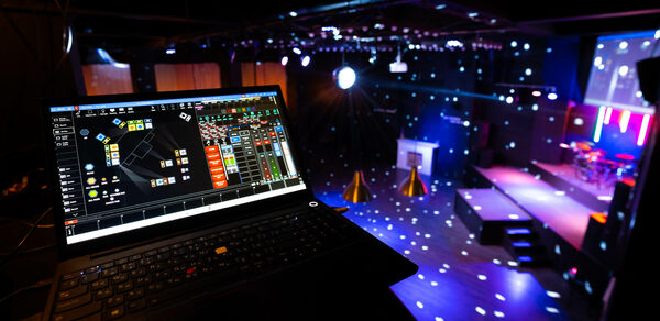 Концертная площадка с панорамными окнами