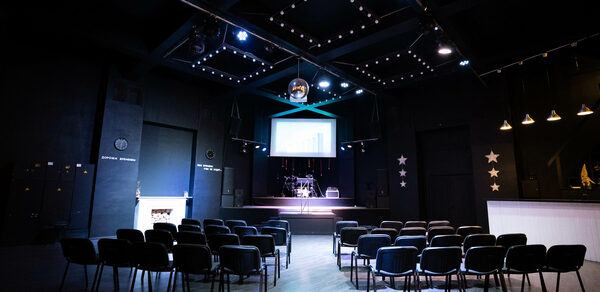 Концертная площадка с панорамными окнами