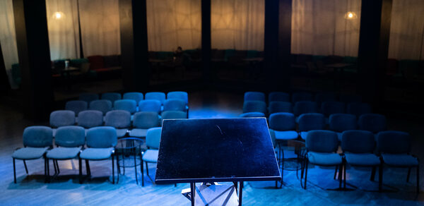 Концертная площадка с панорамными окнами