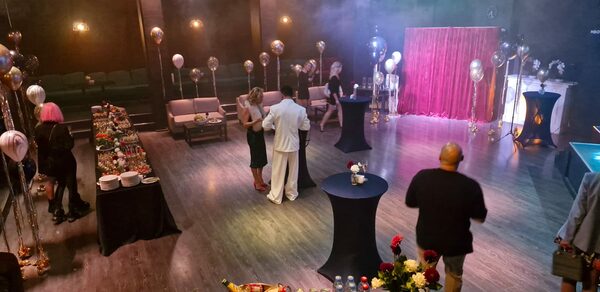 Концертная площадка с панорамными окнами