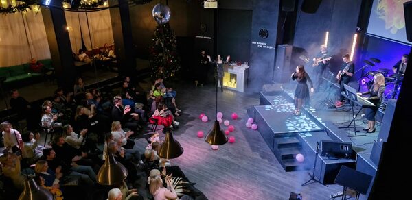 Концертная площадка с панорамными окнами