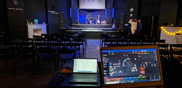 Концертная площадка с панорамными окнами